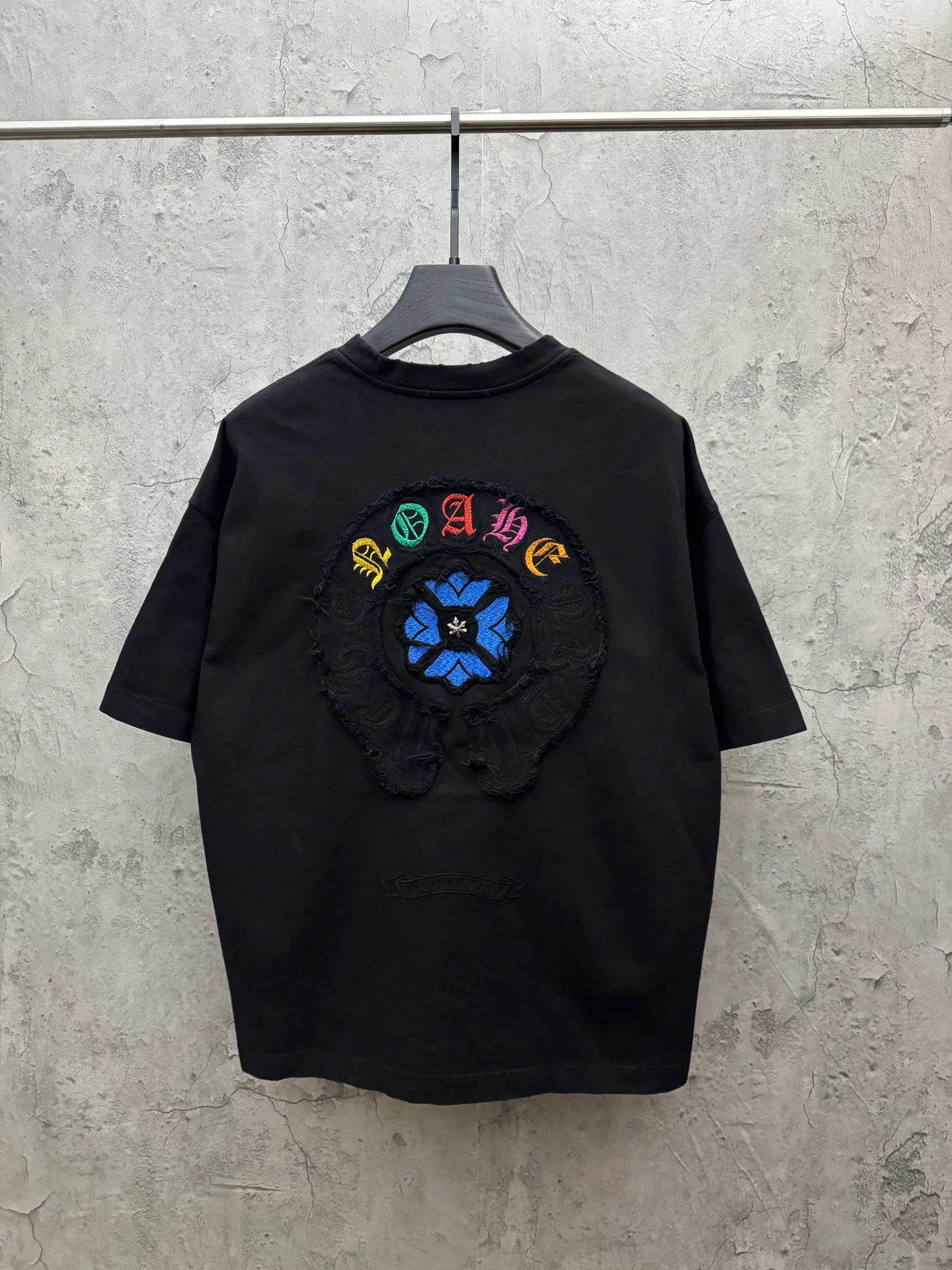 P230 top version, real shot without P, ​​different from market currency) 𝗖𝗵𝗿𝗼𝗺𝗲 𝗛𝗲𝗮𝗿𝘁𝘀/Croxin 2026 spring new original single counter American patch embroidered couple short sleeves 👑The highest version! Customized fabric 320 grams, patch embroidery, best-selling model at the counter, very comfortable to wear. Accessories: original molded and authenticated collar label ➕ 100% silk wash water label. Genuine purchase-grade original hangtag➕matching hanging rope➕3D hanging beads➕original packaging bag. Craftsmanship: The original version has consistent wiring! The highest version of the armhole matching technique! Color: White Black Size: S M L XL Style No.: 6610